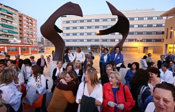 Más de un centenar de mujeres se reunieron ayer junto al monumento en homenaje a las aparadoras | Jesús Cruces.