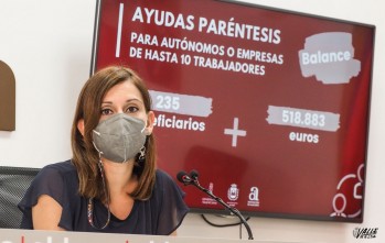 La edil Silvia Ibáñez ha anunciado la concesión de las ayudas.