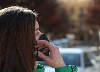 El fin de las mascarillas al aire libre llegará en los próximos días | J.C.