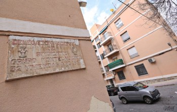 Una de las placas con el yugo y las flechas de la falange se encuentra en la calle Santa Bárbara | Jesús Cruces.