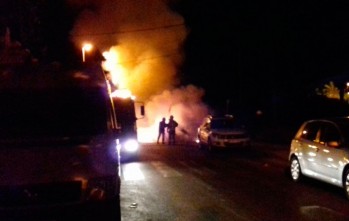 Los bomberos tuvieron que apagar este incendio intencionado.