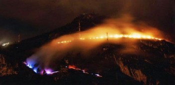 El fuego y las antorchas son una tradición de Alcoy como ocurre en Elda.