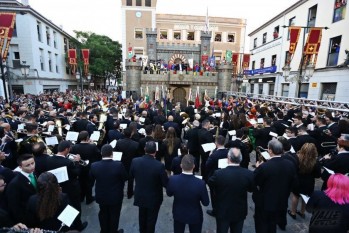 Cuatrocientos músicos tocarpnbal compás el himno de las fiestas | Jesús Cruces.