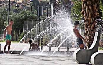 Son muchas los jóvenes que se refrescan en las fuentes municipales | Jesús Cruces.