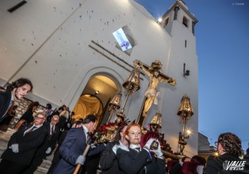 A la salida de las imágenes se sueltan aleluyas | Archivo Valle de Elda. J.C. 