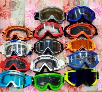 Los aficionados al motocross donan gafas al Hospital