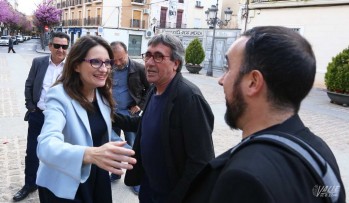 Mónica Oltra con miembros de Compromís Elda. Foto de archivo.