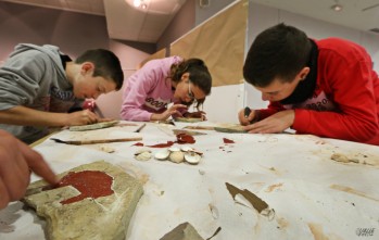 Los alumnos aprenden cómo se tallaban y decoraban las paredes en la Prehistoria | Jesús Cruces.