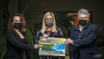 La concejala de Deportes, Patricia Martínez, junto al presidente del Centro Excursionista Eldense, Rogelio García, y la alcaldesa de Petrer, Irene Navarro han presentado primera prueba de la Copa de España de Carreras por Montaña | J.C.