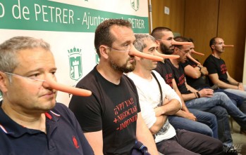 Los agentes han lucido narices largas como la de 