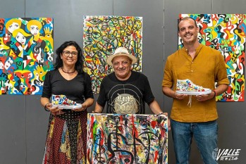 La directora del Museo del Calzado, Loles Esteve, el artista Félix López y el edil de Cultura, Iñaki Pérez, han presentado la exposición | Nando Verdú. 