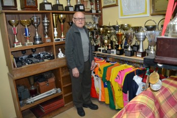 Pedro Almendros junto a los múltiples trofeos que conquistó con la bicicleta | A. J.
