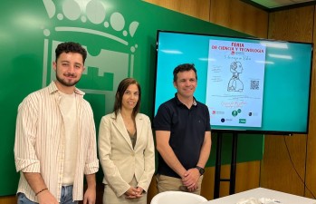 El edil de Juventud, Alejandro Ruiz, la vicerrectora adjunta de Estudiantes de la UMH, Begoña Ivars, y el jefe de departamento de ciencias en el Newton College. 