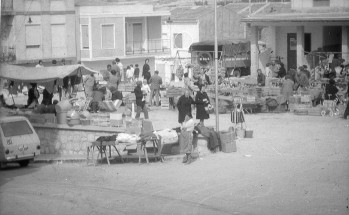 Mercadillo en los aledaños del antiguo mercado, en lo que en la actualidad es la plaça del Derrocat | José Esteve.
