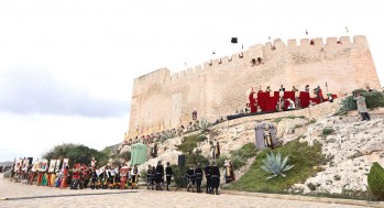 El bando de la cruz, guiados por Jaime I, han tomado el castillo durante 