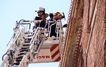Los bomberos han asegurado la fachada | Jesús Cruces