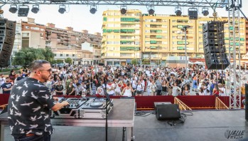 Aníbal Gómez hizo bailar al público con su divertida selección de canciones.