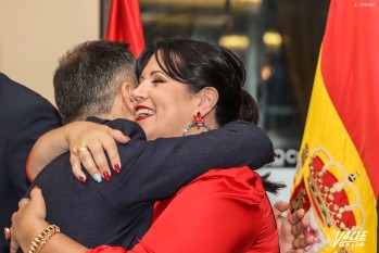La pregonera, Loli Soler, abraza al arqueólogo Juan Carlos Márquez. 