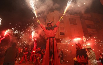 El Correfoc atrajo a miles de personas.