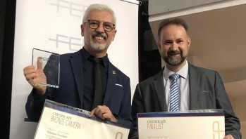 Imagen de los premiados con sus reconocimientos.