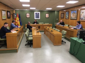 Imagen de la reunión entre los grupos políticos.