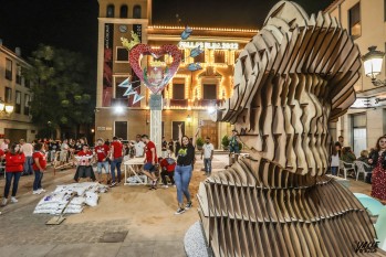 A las 20:30 horas ha arrancado la plantà de la Falla Oficial donde el Año Coloma también ha estado presente | J.C.