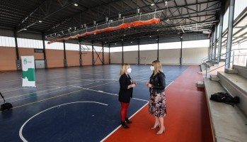 Juana Ochoa e Irene Navarro en el polideportivo esta mañana.