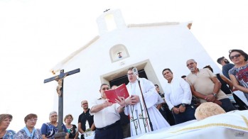 El párroco Francisco Carlos ha realizado una misa y ha bendecido la ermita | Jesús Cruces.