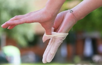 Una pequeña parte de la población se quita los guantes y los tira al suelo.