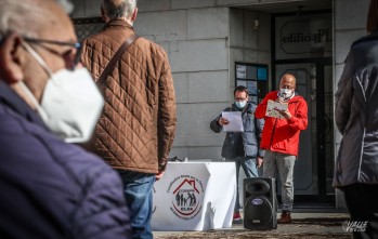 Los pensionistas se reúnen cada lunes a las puertas del Ayuntamiento | J.C.