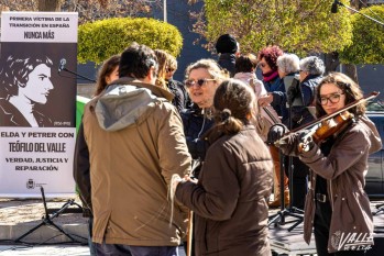 Decenas de personas se han congregado en la plaza | Nando Verdú. 