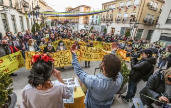 Alrededor de un centenar de personas acudieron a la manifestación enfrente del ayuntamiento | J.C.