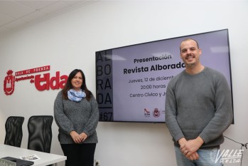 La directora de la revista, Loli Soler, y el edil de Cultura, Iñaki Pérez | M. M.
