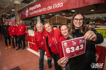 En primer término la edil de Deportes con el último dorsal junto a miembros de la organización | J. Cruces.