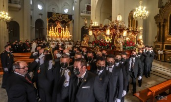 Imagen del Cristo Yacente y la Soledad minutos antes de salir a procesionar.