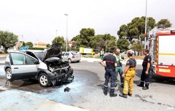 Un conductor se ve sorprendido por el incendio del motor de su vehículo en Elda