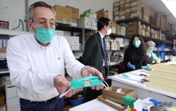 Muestra de las mascarillas que se van a hacer, pues el logo del ayuntamiento será serigrafiado.