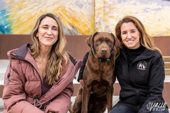 La edil Cristina Rodríguez y Carla Jover con la perra Mora| Nando Verdú.