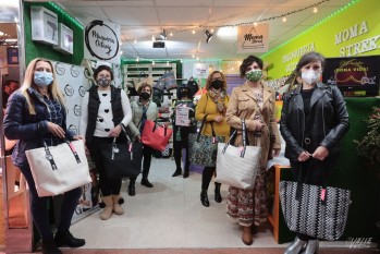 Algunas de las mujeres que han participado en el calendario de AcMAVI 2021 asistieron a la presentación. Mónica Sánchez, la creadora del bolso, está en el centro.