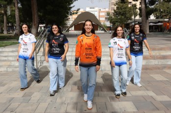 Las jugadoras con la nueva equipación | Elda Prestigio