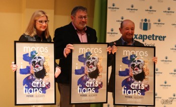 Irene Navarro, Vicente Escolano y José María Beltrán con las réplicas del cartel oficial 2019.