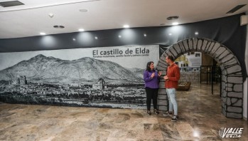 La arqueóloga, Loli Soler, y el edil de Cultura, Iñaki Pérez, en la exposición | Archivo Valle de Elda J.C.