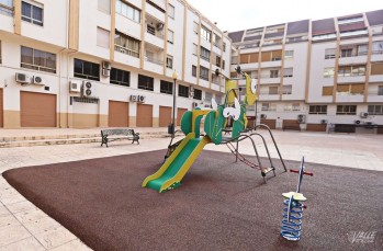 El Ayuntamiento renueva los juegos infantiles del parque Pau Casals para atender una demanda vecinal