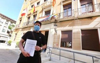 Imagen de uno los comerciantes con las firmas que entregarán al Ayuntamiento.