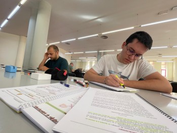 Los jóvenes estudian muchas horas cada día | Alba Mira.