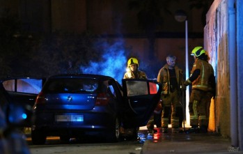 Un coche se incendia de madrugada en Petrer