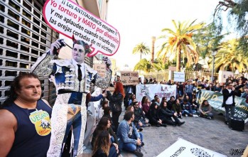 Los manifestantes portaron diferentes pancartas e incluso una imagen del torero | Jesús Cruces.