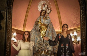 Las Falleras Mayores junto a la Virgen de la Salud | J.C.