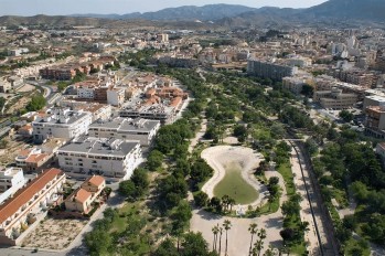 El Ayuntamiento aprueba la contratación de un servicio externo para acondicionar los Jardines del Vinalopó