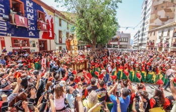 San Bonifacio, Mártir, ha bajado de la ermita en la vuelta de la fiestas de Moros y Cristianos a Petrer | J.C.